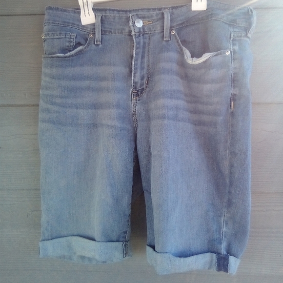 Women's Levi Strauss Blue Jean Bermuda Shorts Size 12 - Picture 1 of 2